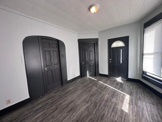 Building Photo - 612 South-