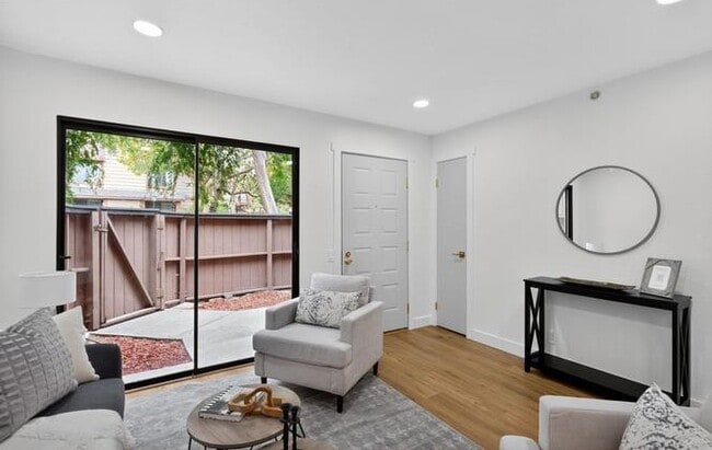 Building Photo - APARTMENT