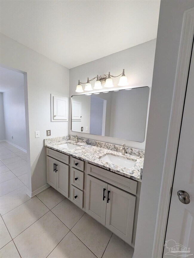 Building Photo - 28 Easton St