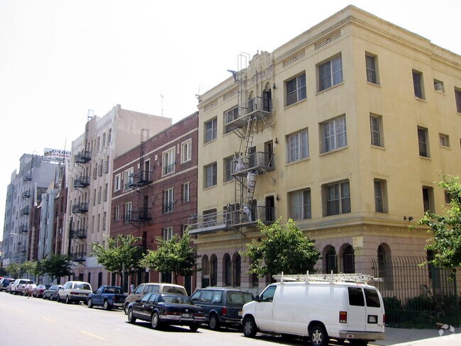 739 S Normandie Ave - Normandie