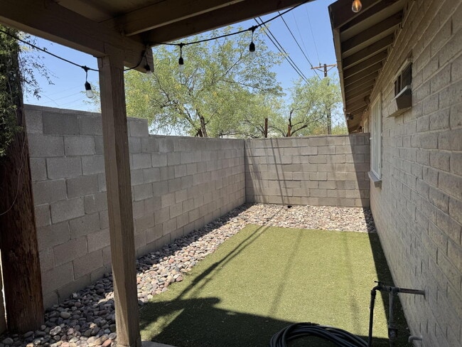 Building Photo - 4 bedroom 2 bath with W/D $1000 off September rent!!