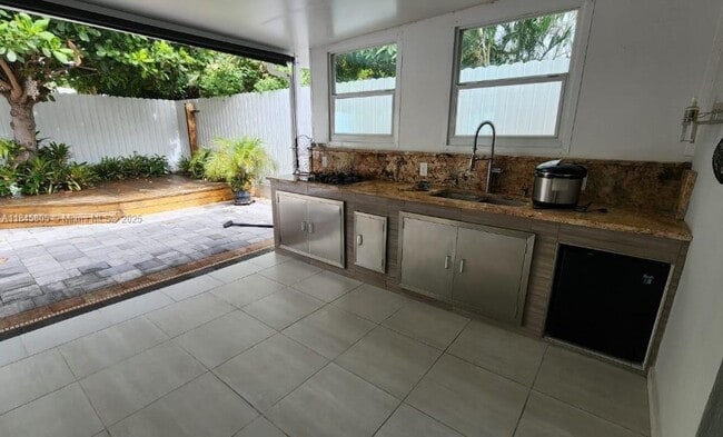Building Photo - 625 Royal Palm Dr