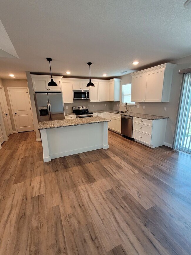 Building Photo - 3 Bedroom Home in South Columbia