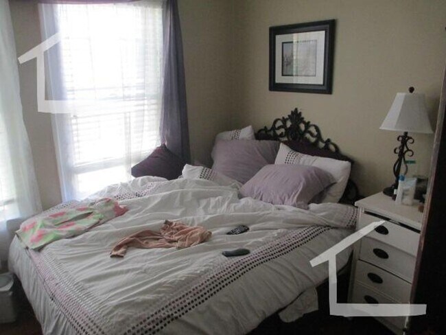 Building Photo - 9/1 Spacious 3BR with balcony, w/d in unit...