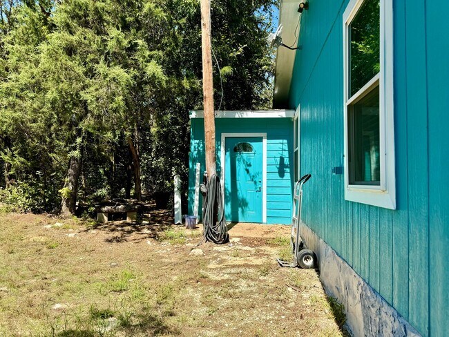Building Photo - 2618 Creekview Dr