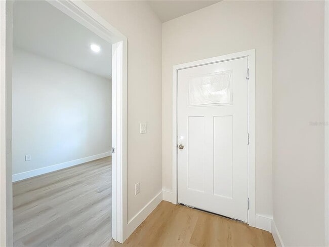 Building Photo - 356 W 4th St