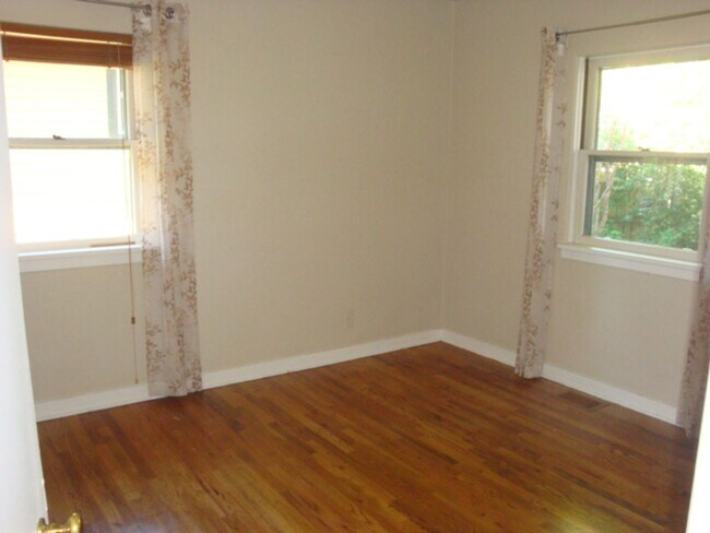 Building Photo - Charming Westside Cottage in a Premier Location