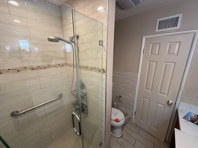 Building Photo - 1705 N Santa Anita Ave