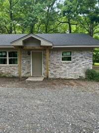 Building Photo - contact Peggy 501 676 1758 or Heather 501 ...