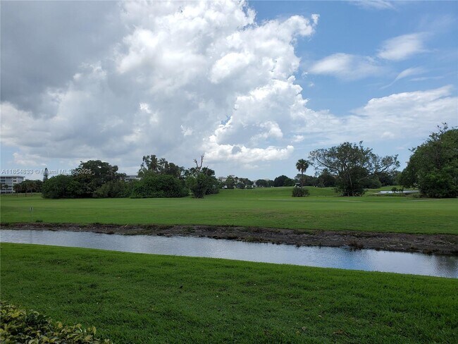 Building Photo - 2901 S Palm Aire Dr