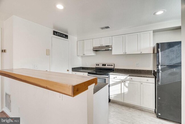 Building Photo - 4418 Pembrook Village Dr