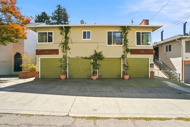 Building Photo - Sun-Drenched Lakeshore Living