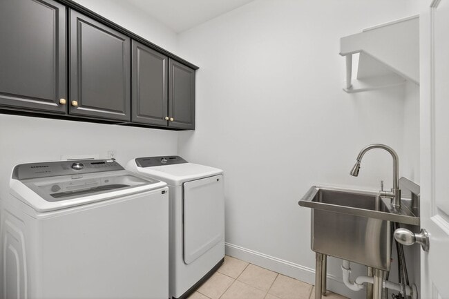 Building Photo - Beautiful 6BR Executive Brentwood Home with Pool