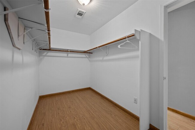 Building Photo - 11709 Lakeside Pl Dr