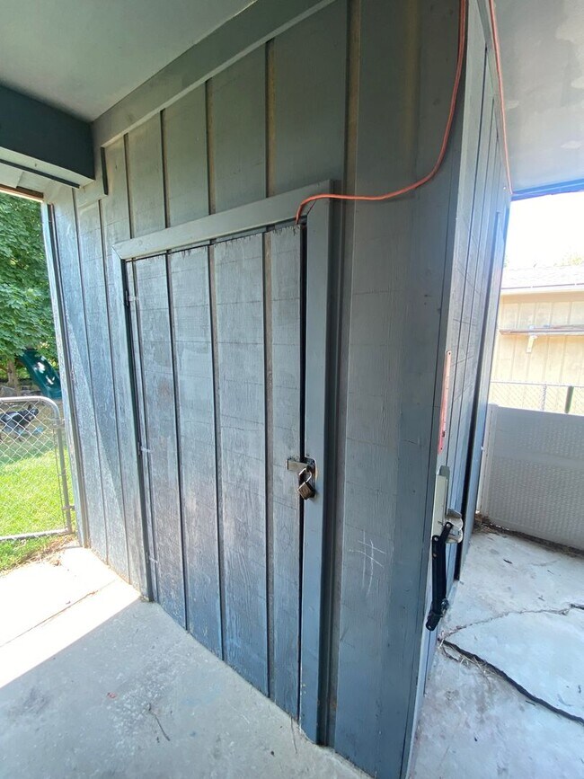 Building Photo - Candy-Coated Deal – Deposit Moves You In! ...