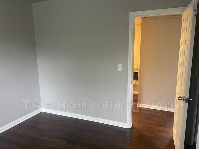 Building Photo - 5205 Hollycrest Dr