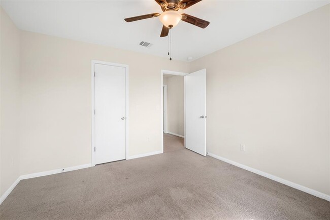 Building Photo - 504 Twisted Oaks Ln