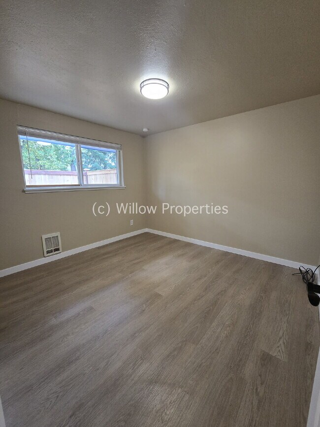 Building Photo - One Bedroom Newly Remodeled