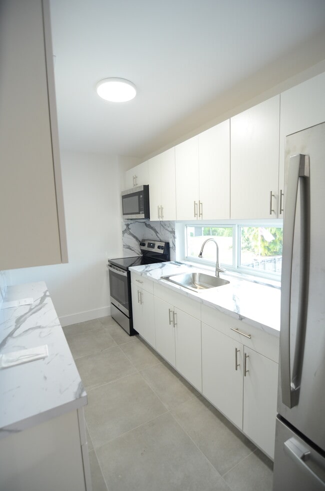 Building Photo - 645 Palmetto Dr
