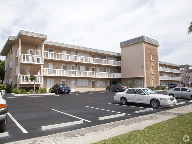 Lake Colony Apartments - North Palm Beach, FL | Apartment Finder