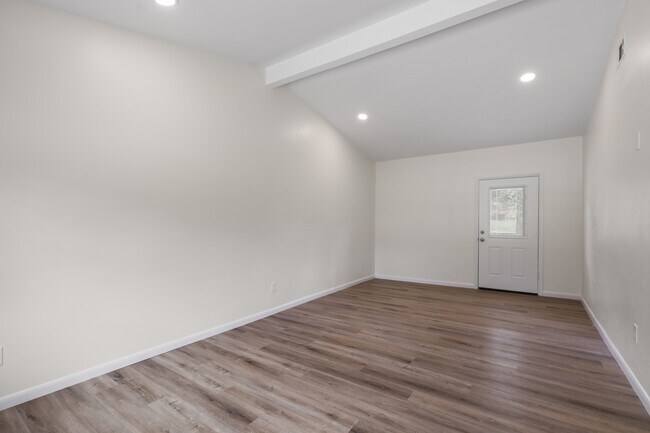 Building Photo - 2401 Jim Lee Rd