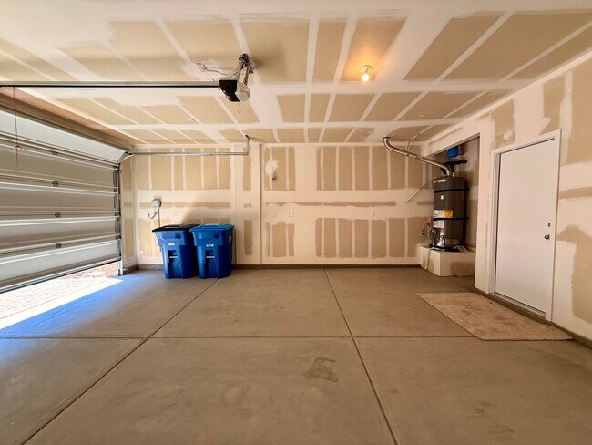 Building Photo - 4 BED 3.5 BATH 2 CAR GARAGE HOME w/ LOFT, ...