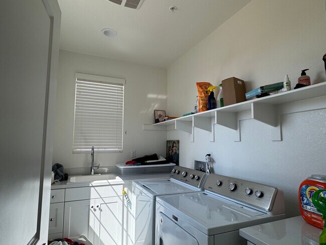 Building Photo - Beautiful 4 Bedroom House with office AND ...