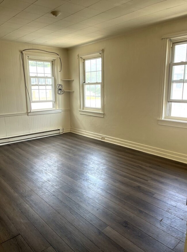 Building Photo - Second-Floor 2 Bedroom / 1 Bathroom Apartm...