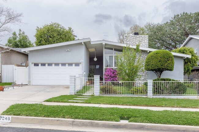 Primary Photo - Spacious 3BR / 2BA Single-Story Pool Home in Granada Hills