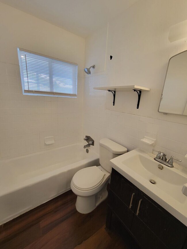 Building Photo - 3 BEDROOM 1 BATH  - 1/2 DUPLEX LOCATED IN ...