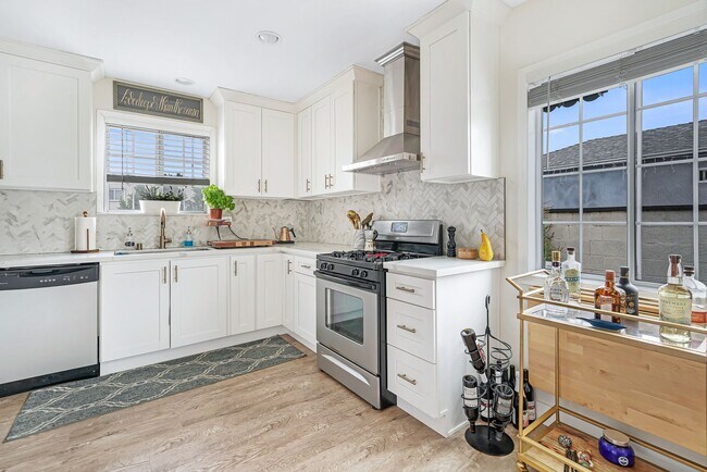 Building Photo - A beautiful  home in North Hollywood is no...