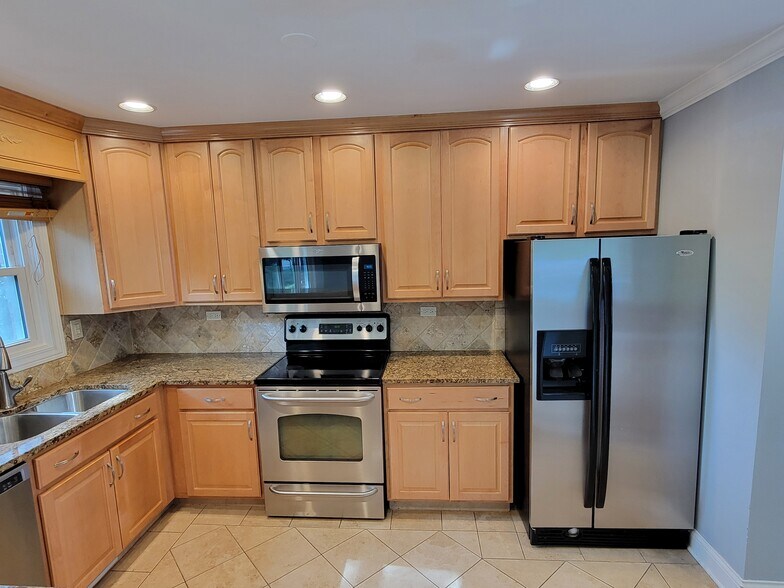 Building Photo - 2116 Rugen Rd