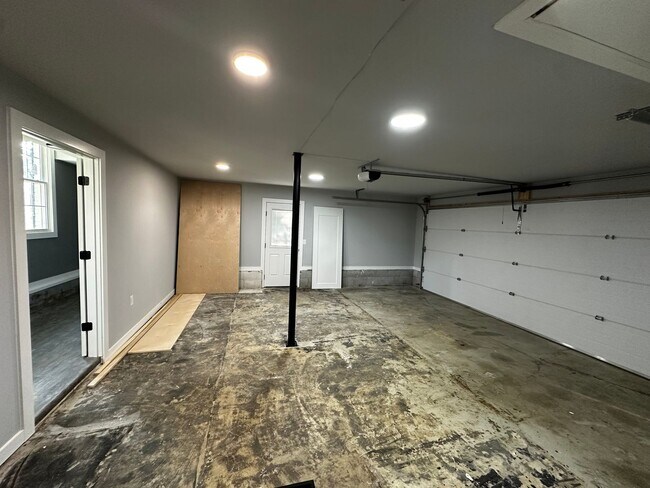 Building Photo - Fully Renovated in the Heart of Hendersonv...