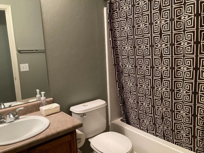 Building Photo - Northwest 3 Bedroom