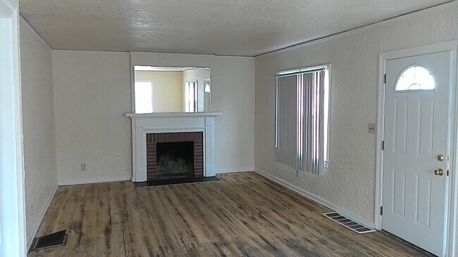 Building Photo - DAYTON, OH - SINGLE HOME - 2 BED, 1 BATH - $825