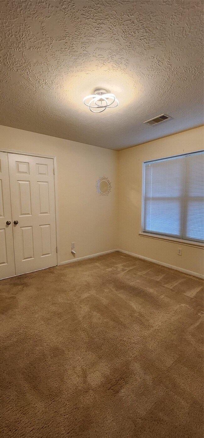 Building Photo - 16807 Sussex Dr