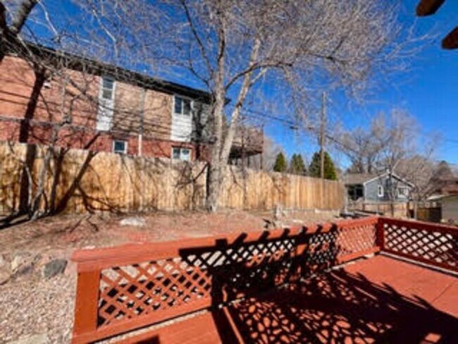 Building Photo - 604 W Brookside St