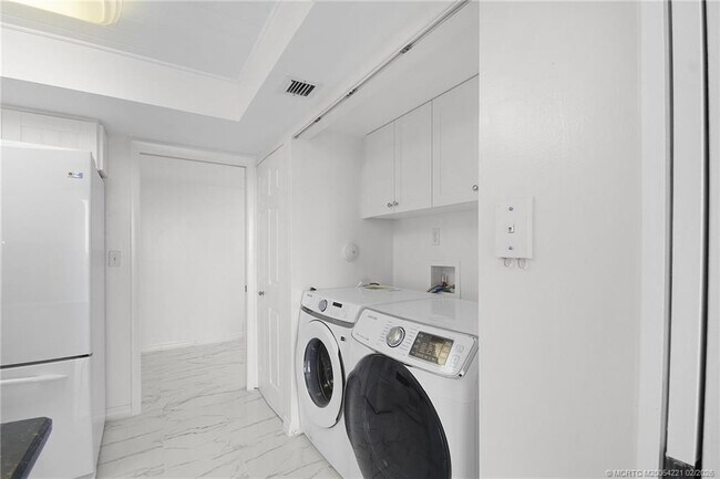 Building Photo - 8750 S Ocean Dr