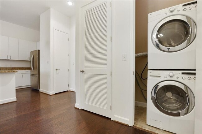 Building Photo - 711 Cosmopolitan Dr NE