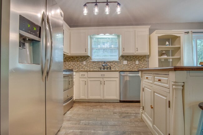 Building Photo - Navarre 3BR/2BA Home Near Beaches & Hurlburt Field with Updated Kitchen, Split Floor Plan & Spaci...