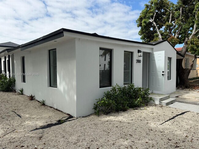 Building Photo - 2100 SW 6th St