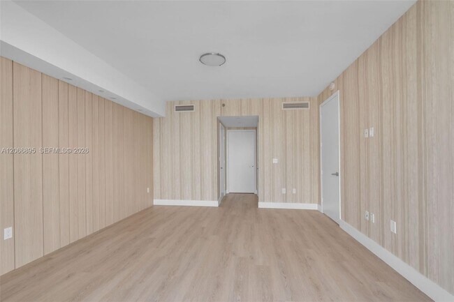 Building Photo - 495 Brickell Ave
