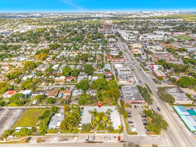 Building Photo - Bright & Updated 1-Bedroom in Prime Hollywood Location