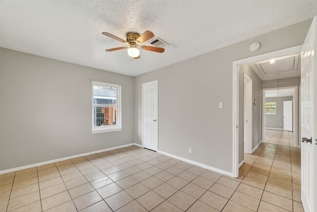 Building Photo - 4326 Howcher St