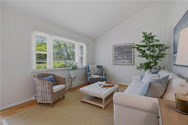 Building Photo - 117 Canonchet Dr