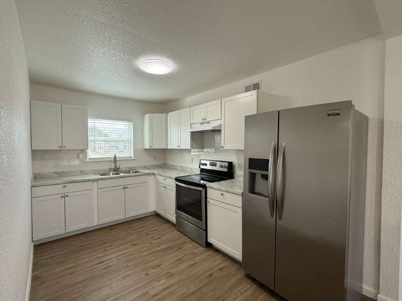 Building Photo - 215 Laurelwood Dr