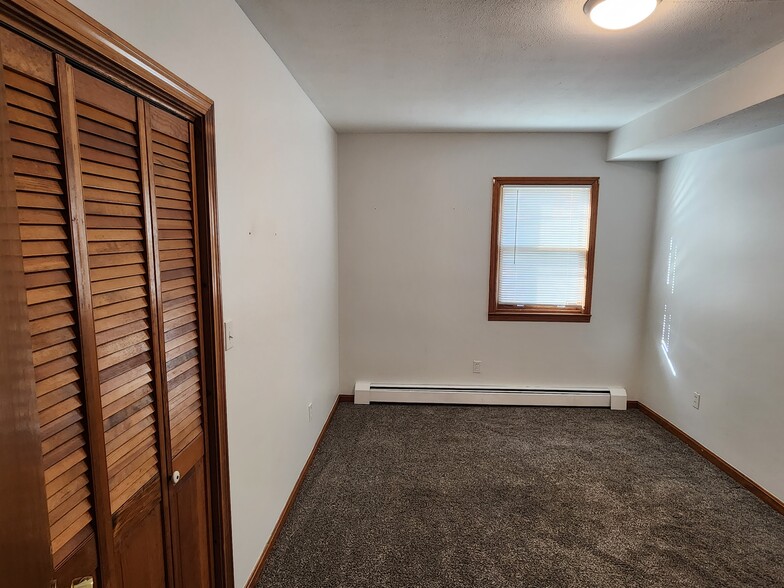 Building Photo - 31 Elm St