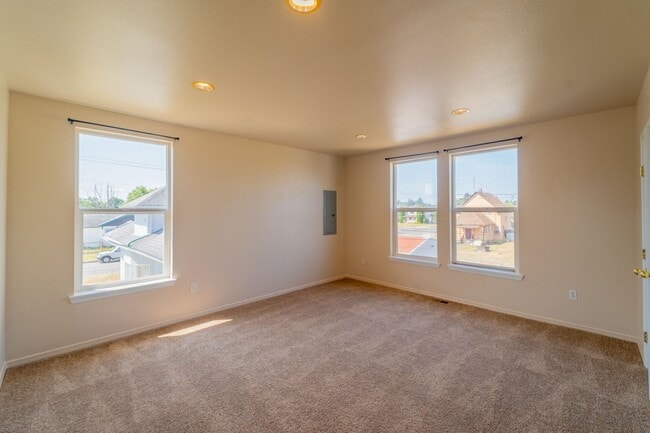 Building Photo - Spacious 3 Bedroom / 2.5 Bathroom Single Family Home Available in Tacoma!