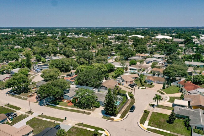 Building Photo - 4 Bedroom POOL Home in Largo