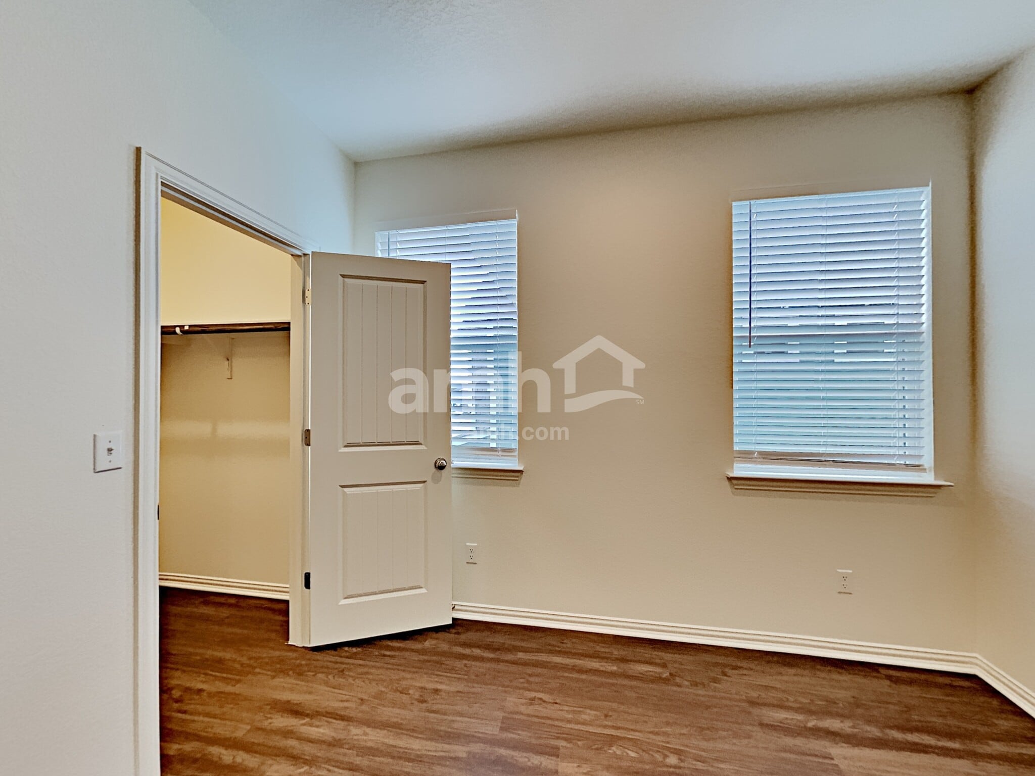 Building Photo - 2725 Lillybrook Ln